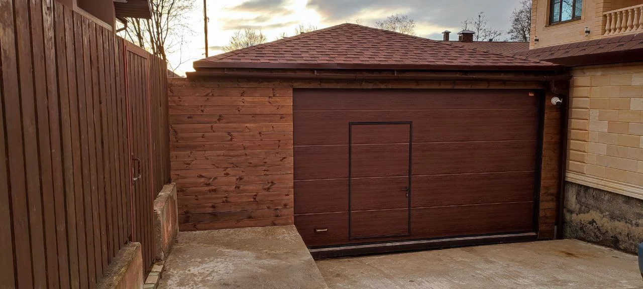 Гаражные ворота со встроенной калиткой
